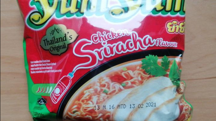Fotografie - Instant Noodles Sriracha Chicken Yum Yum