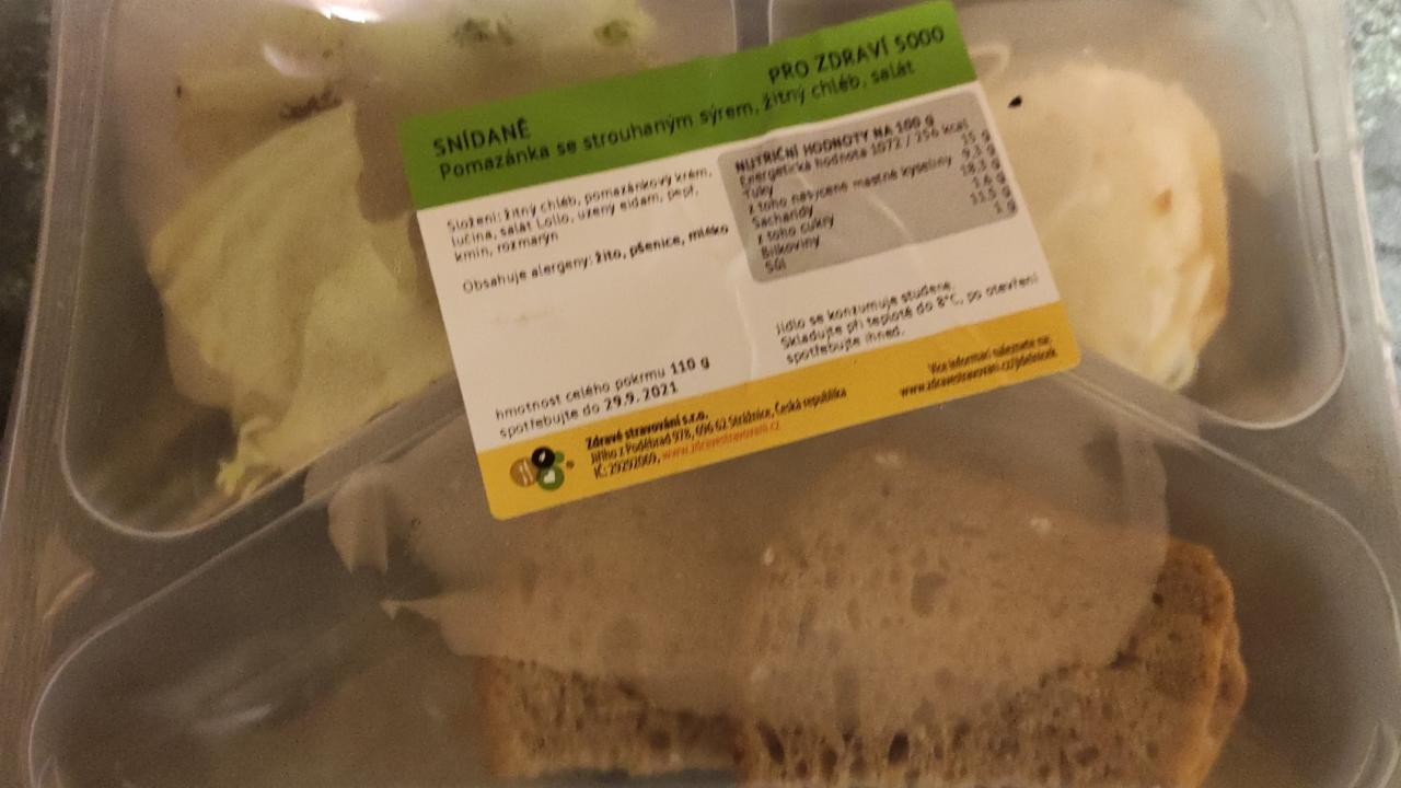 Fotografie - Pomazánka se strouhaným sýrem, žitný chléb, salát Zdravé stravování