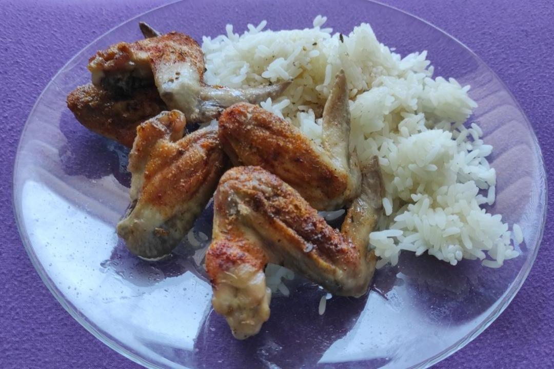 Fotografie - pečená kuřecí křídla, rýže
