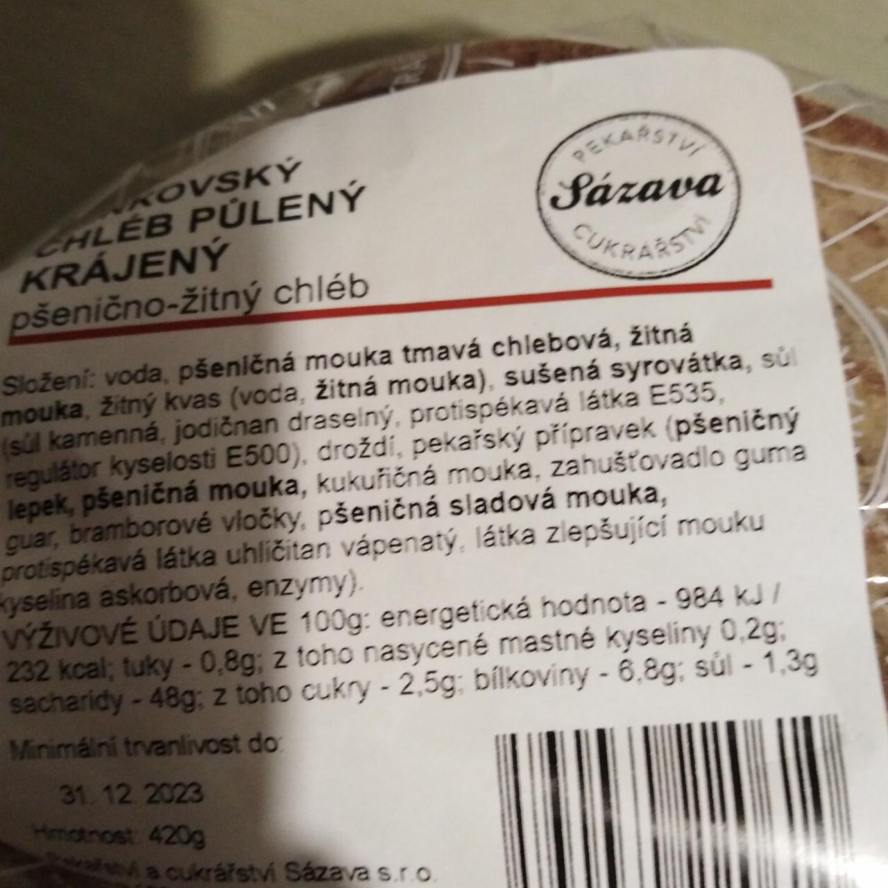 Fotografie - Venkovský chléb půlený krájený pšenično-žitný chléb Sázava