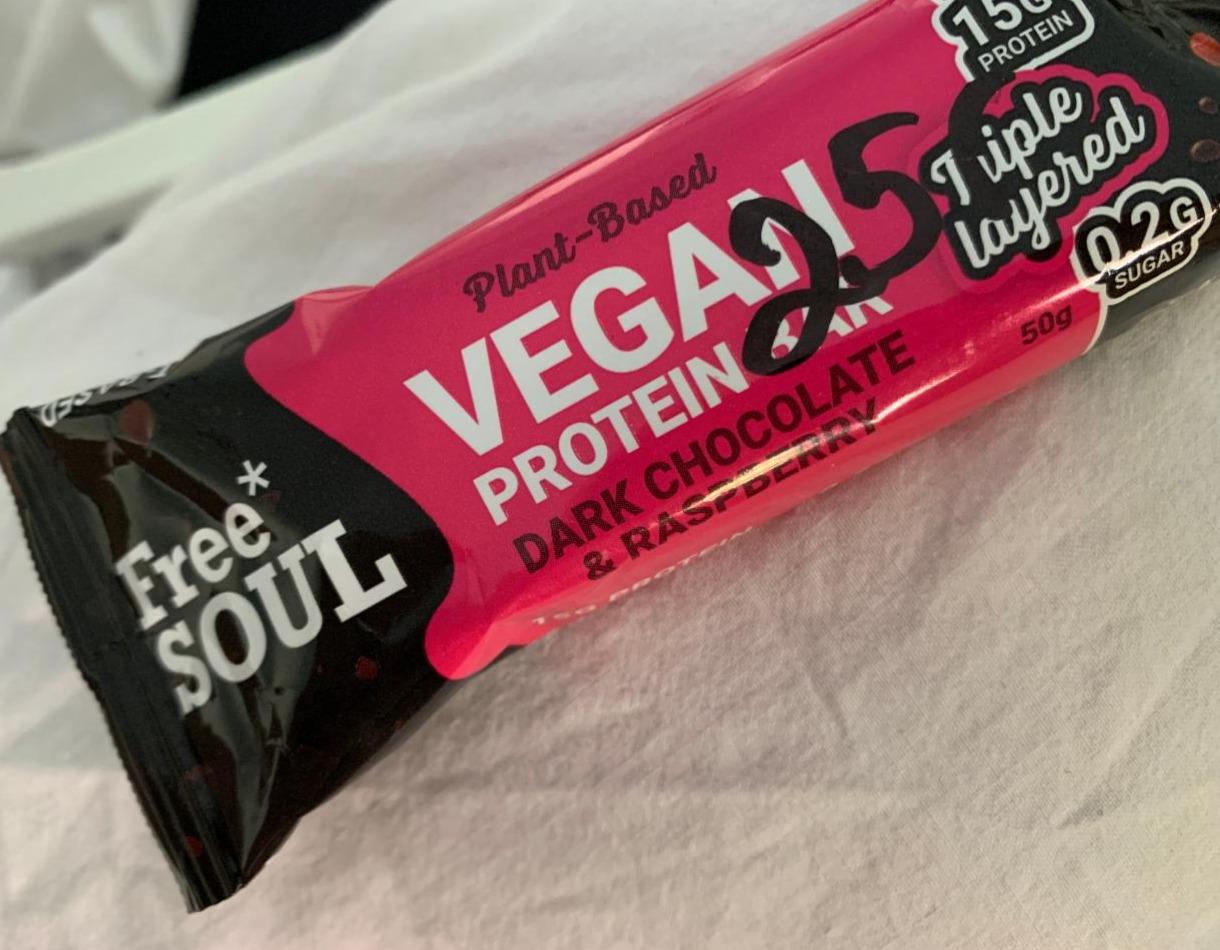 Fotografie - Free Soul Vegan protein bar Dark chocolate & Raspberry Triple layered