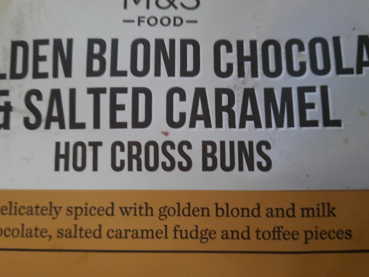 Fotografie - 4 Golden Blond Chocolate & Salted Caramel Hot Cross Buns M&S Food