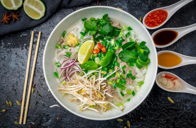 Fotografie - Vietnamská hovězí polévka s rýžovými nudlemi Pho Bo