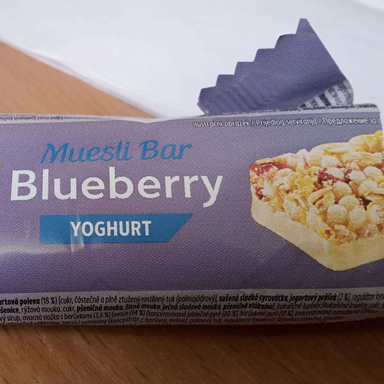 Fotografie - Muesli bar blueberry yoghurt (musli tyčinka s borůvkami polomáčená v jogurtové polevě) K-Classic