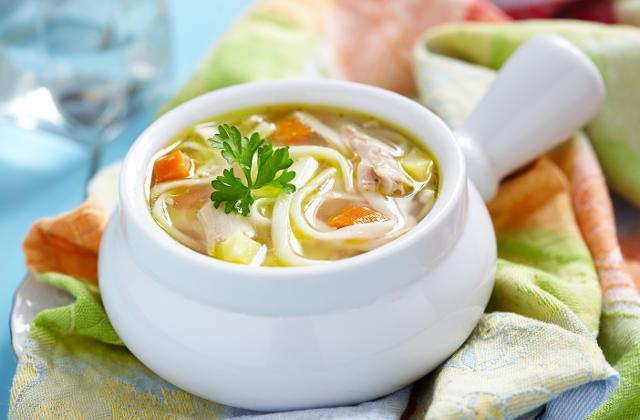 Fotografie - kuřecí polévka domácí (se zeleninou, masem a nudlemi)