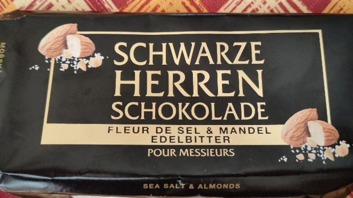 Fotografie - Schwarze Herren Schokolade mořská sůl & mandle