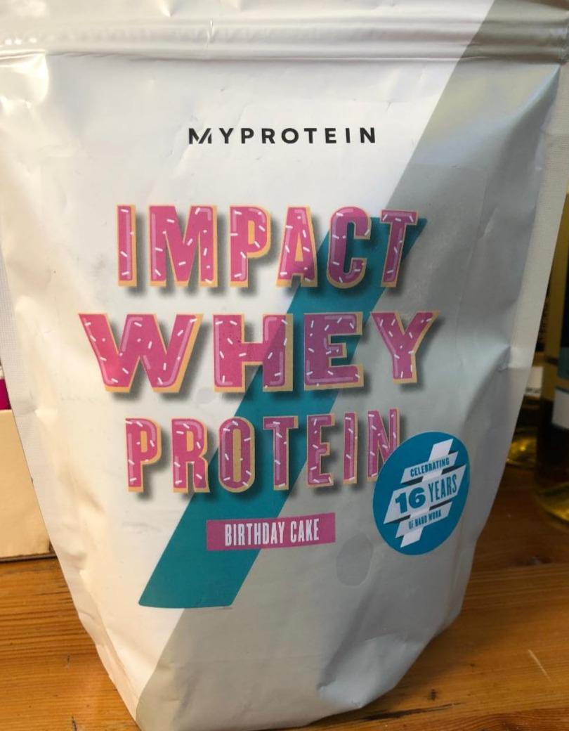 Fotografie - impact whey protein birthday cake Myprotein