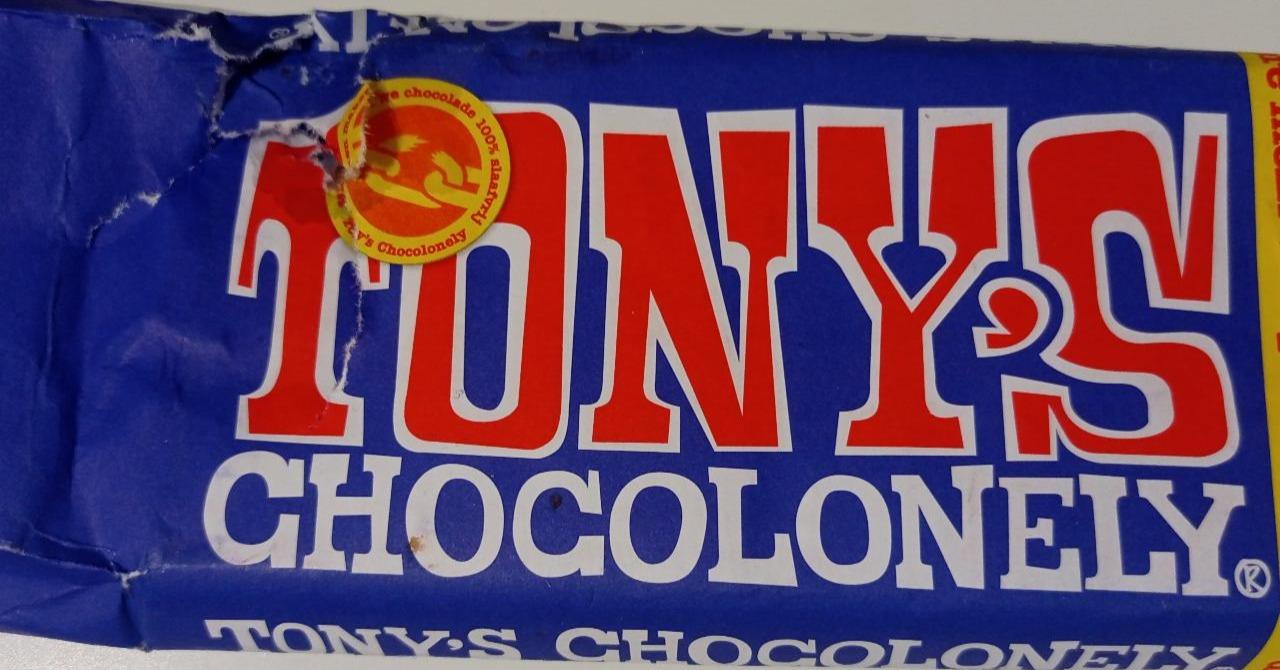 Fotografie - Belgische fairtrade donkere melkchocolade met stukjes pretzel en toffee Tony's Chocolonely