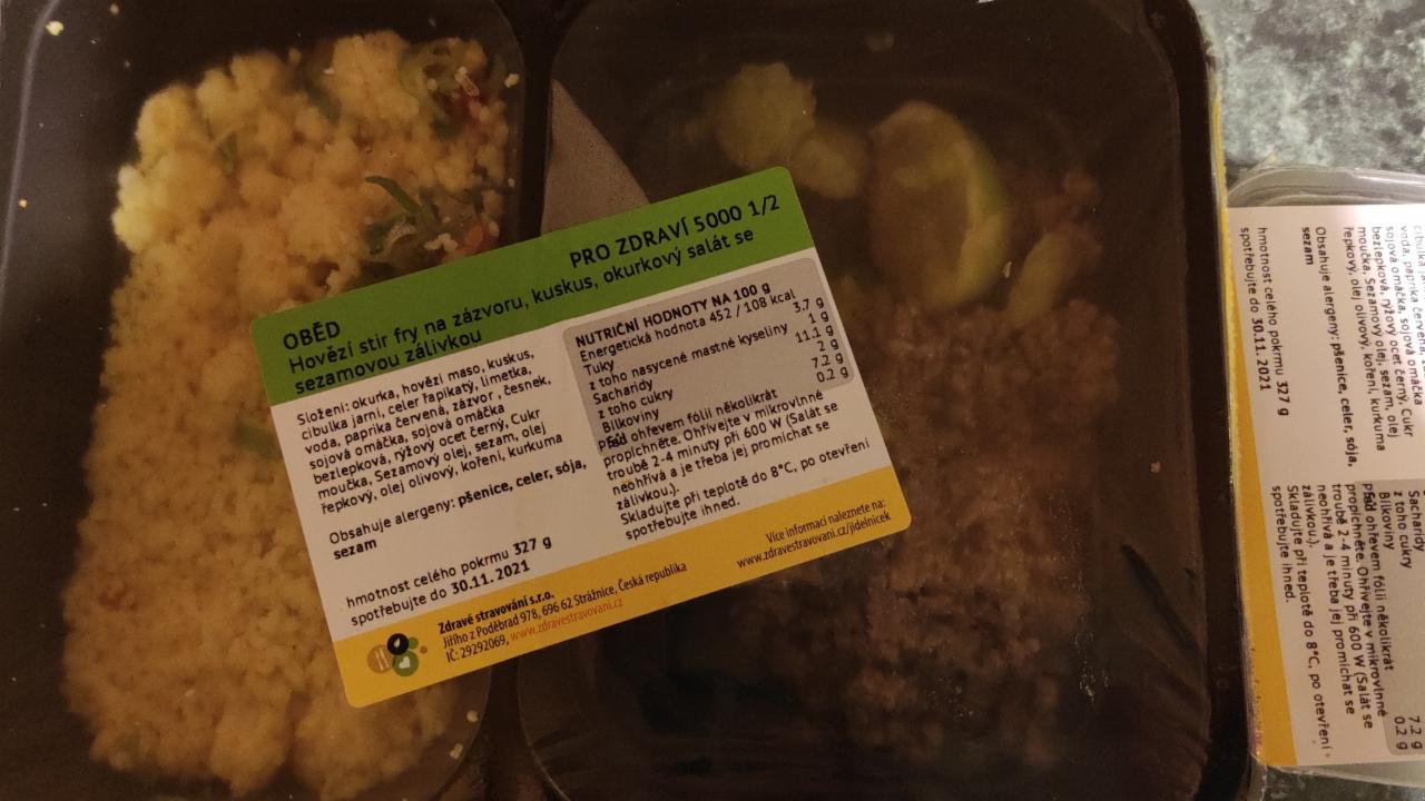 Fotografie - Hovězí stir fry na zázvoru, kuskus, okurkový salát se sezamovou zálivkou Zdravé stravování