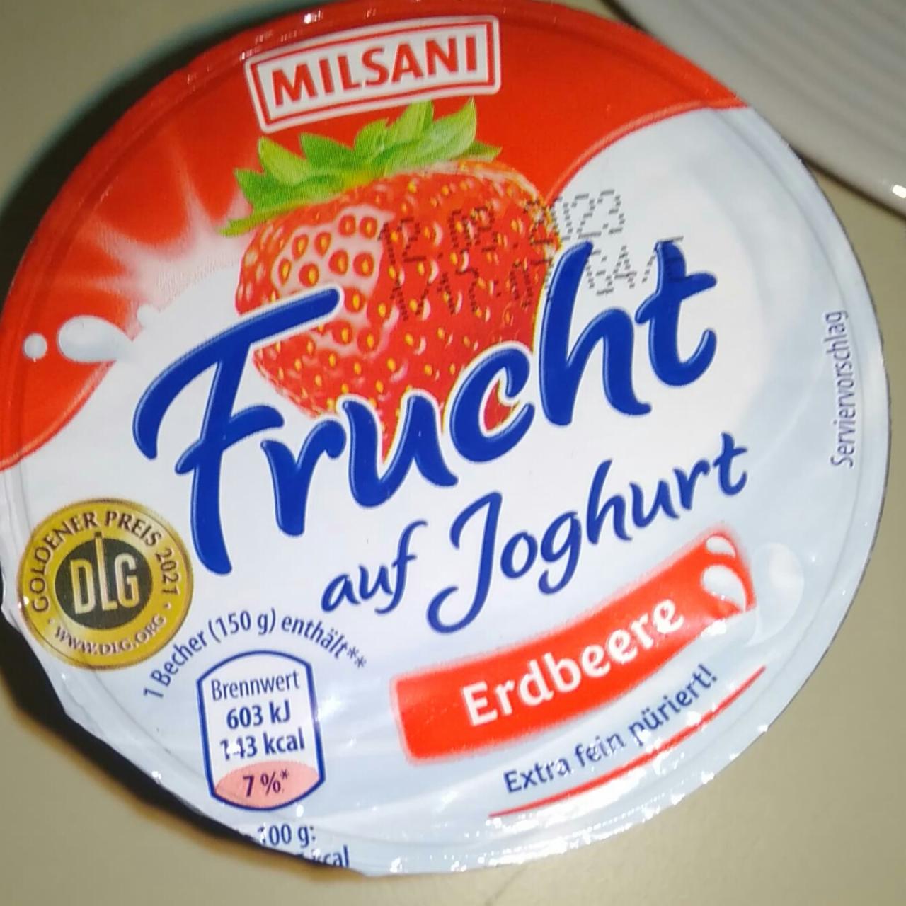 Fotografie - Frucht auf Joghurt Erdbeer Milsani