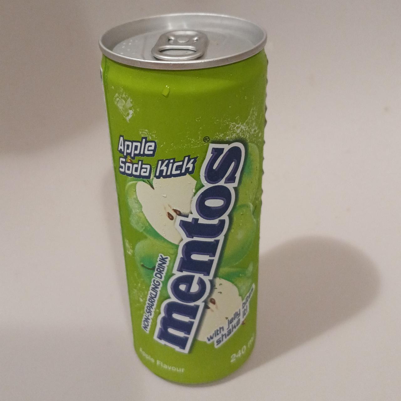 Fotografie - Drink non-sparkling Apple Soda Kick with jelly bites Mentos