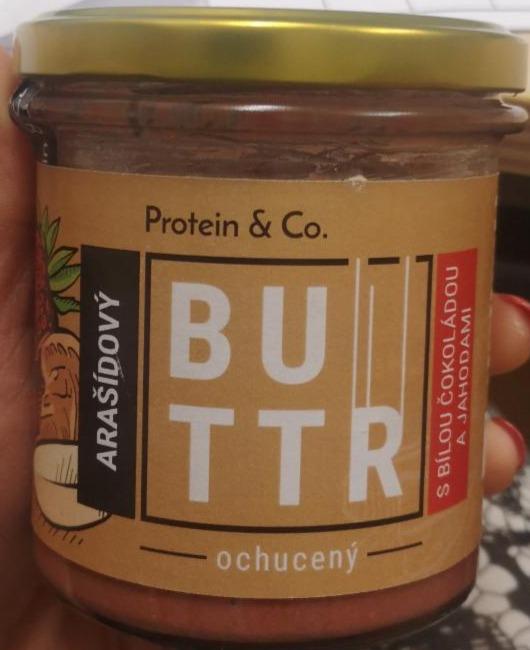 Fotografie - Buttr arašídový s bílou čokoládou a jahodami Protein & Co.