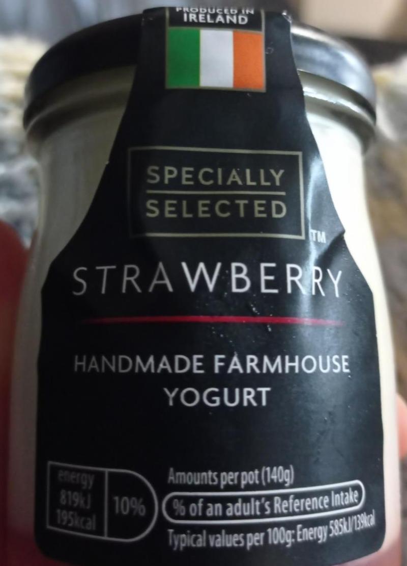 Fotografie - Strawberry Handmade Farmhouse Yogurt Specially Selected