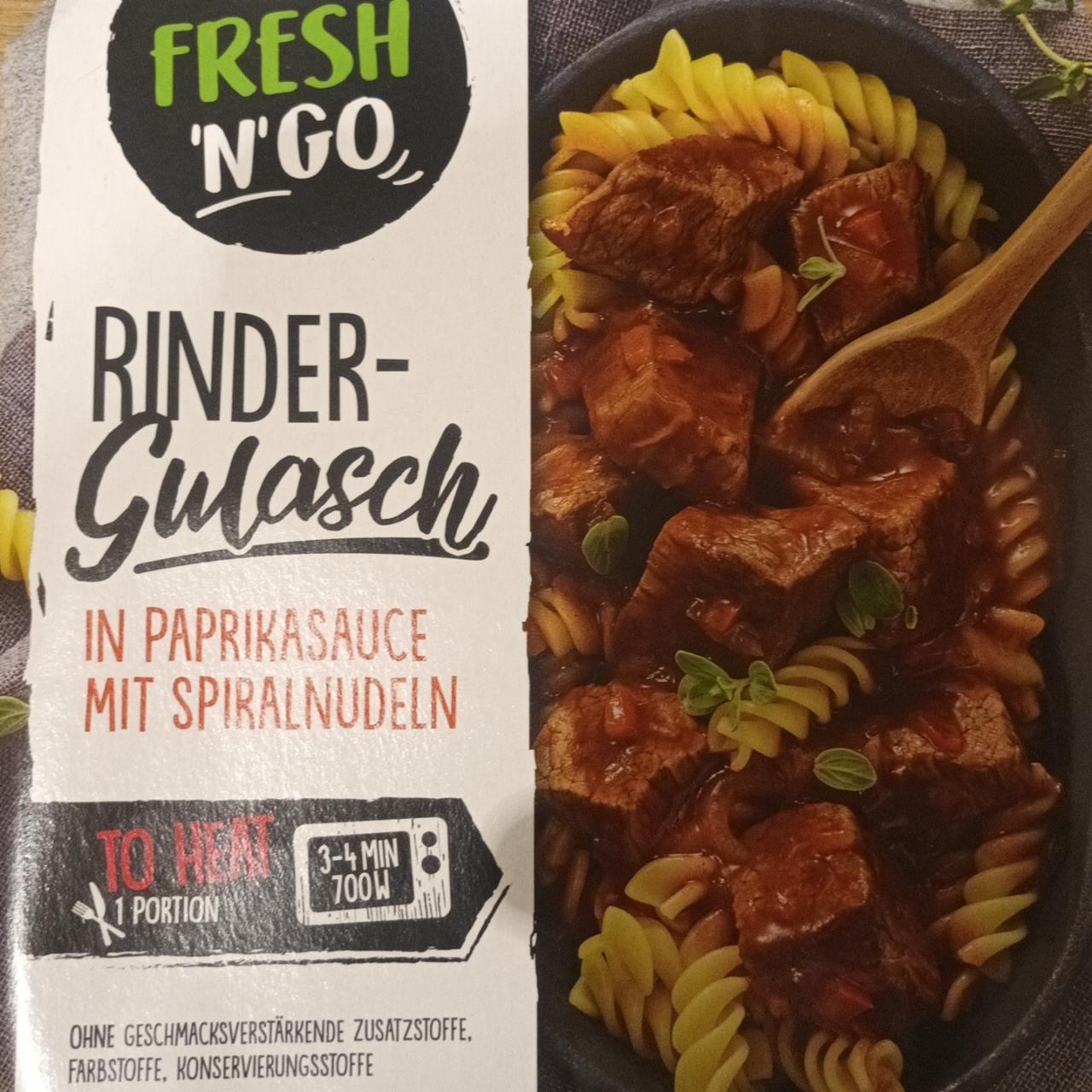 Fotografie - Fresh 'N'go RinderGulasch in paprikasauce mit spiralnudeln Globus