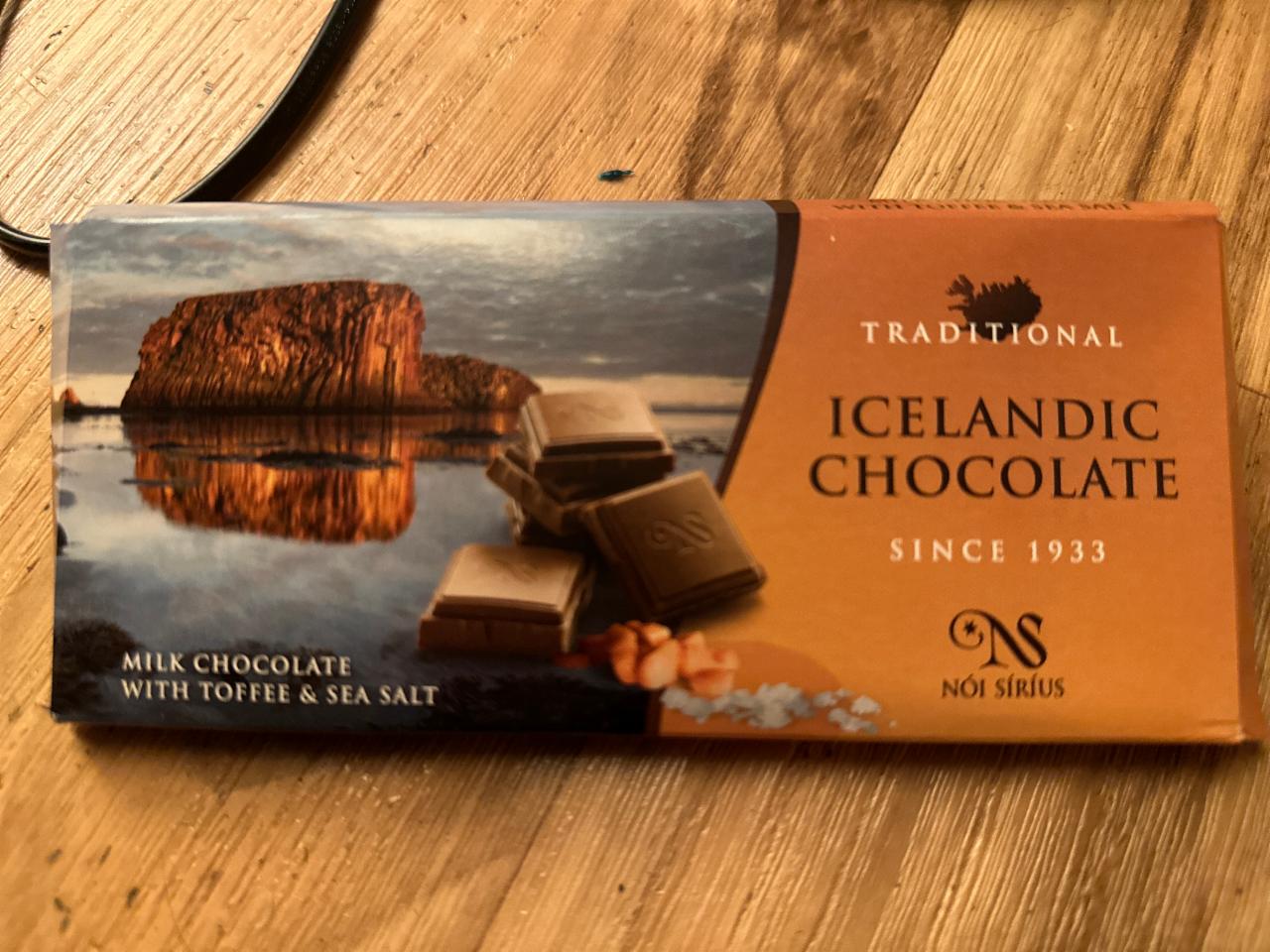 Fotografie - Islandská čokoláda mléčná with toffee a sea salt Nói Síríus