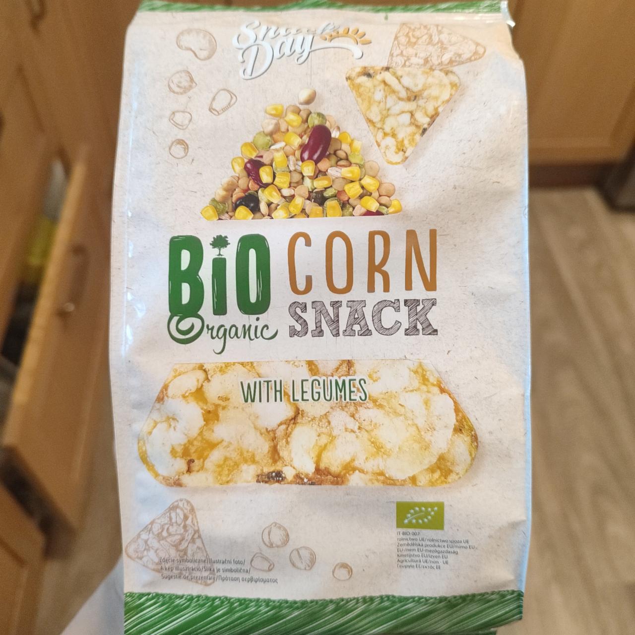 Fotografie - Bio Organic Corn snack with legumes Snack Day