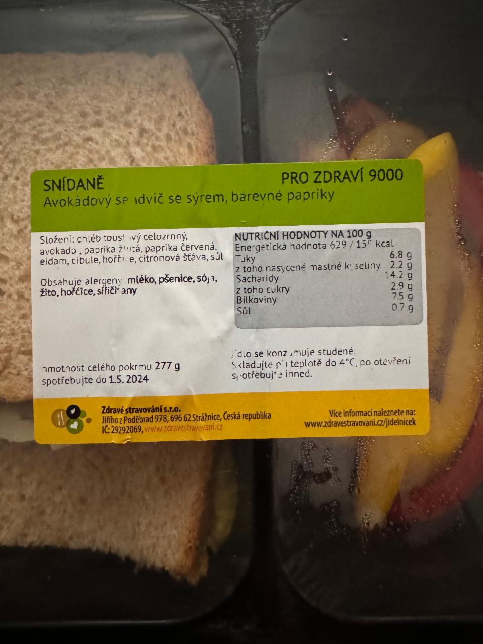 Fotografie - Avokádový sendvič se sýrem, barevné papriky Zdravé stravování