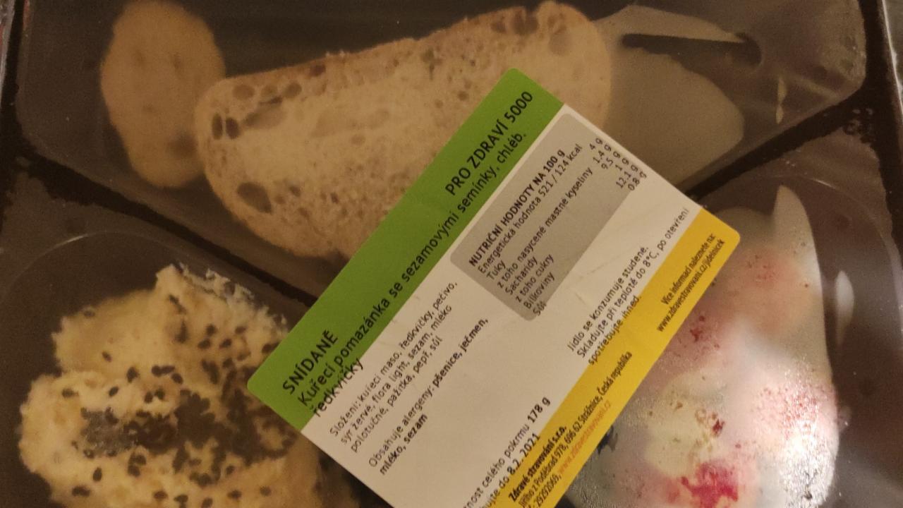 Fotografie - Kuřecí pomazánka se sezamovými semínky, chléb, ředkvičky Zdravé stravování