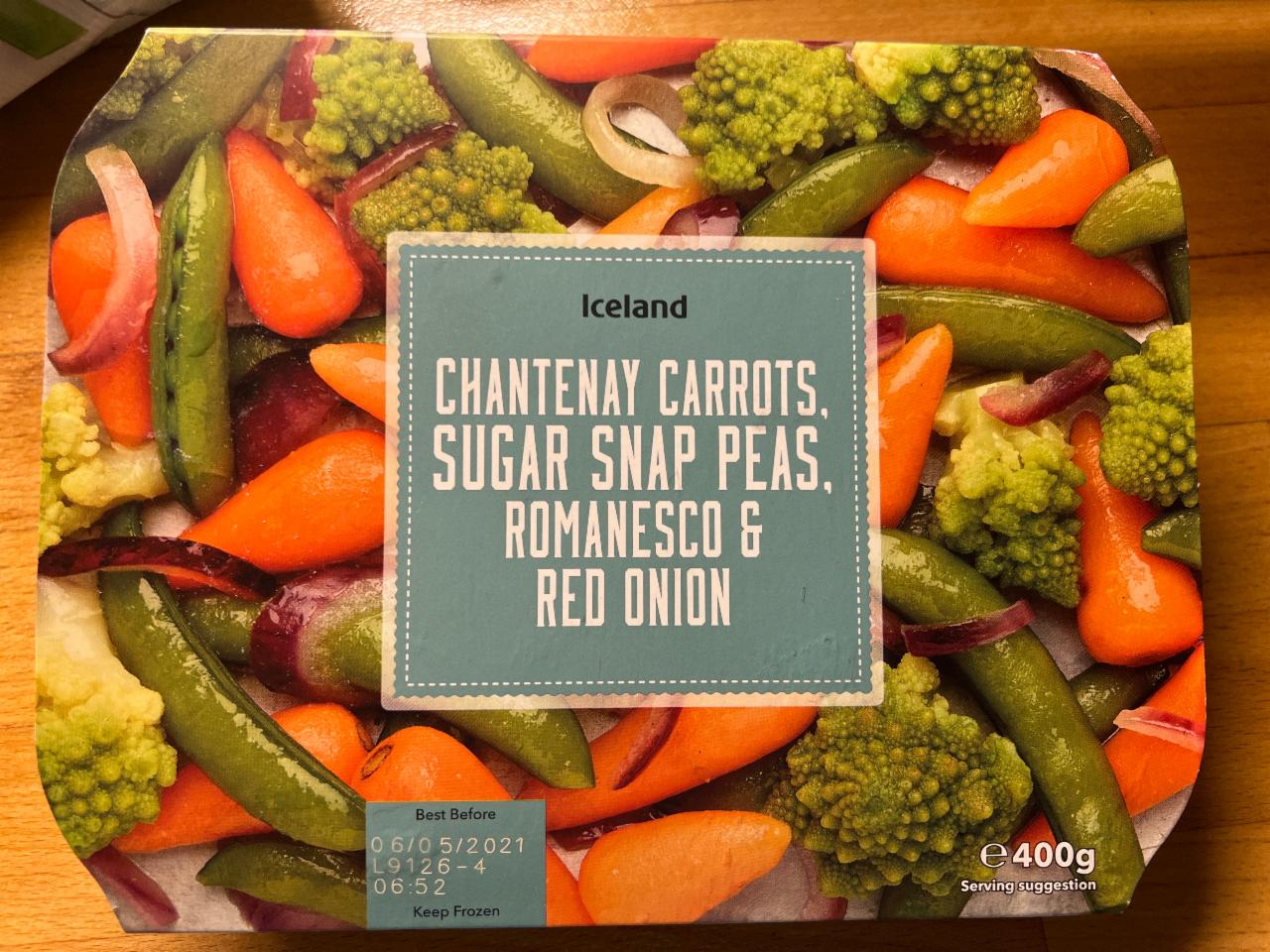 Fotografie - Chantenay carrots, sugar snap peas, romanesco a red onion ICELAND