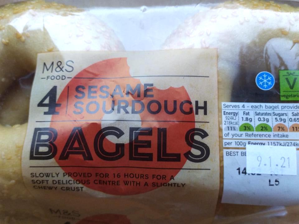 Fotografie - Sesame sourdough bagels (pšenično- žitný kváskový bagel se sezamovými semínky) Marks & Spencer