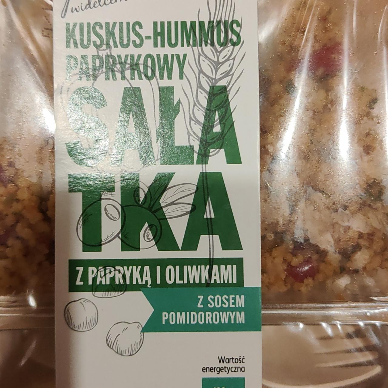 Fotografie - Sałatka kuskus-hummus paprykowy z papryką i oliwkami K-to go