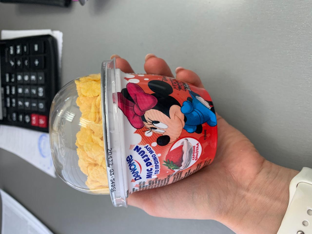 Fotografie - Disney jogurt s jahodami a kukuřičnými lupínky