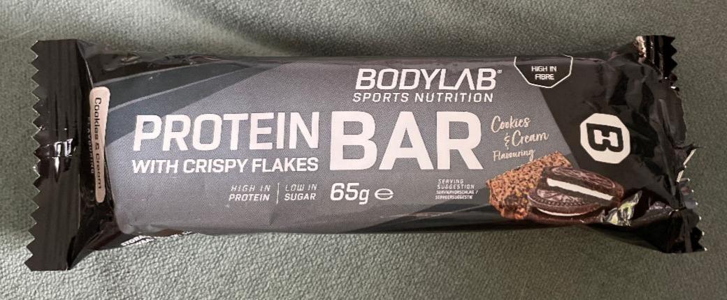 Fotografie - Protein Bar with cripsy flakes Cokies & Cream Bodylab