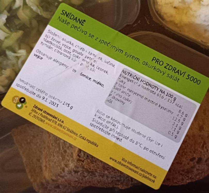 Fotografie - Naše pečivo se zapečeným sýrem, okurkový salát Zdravé stravování