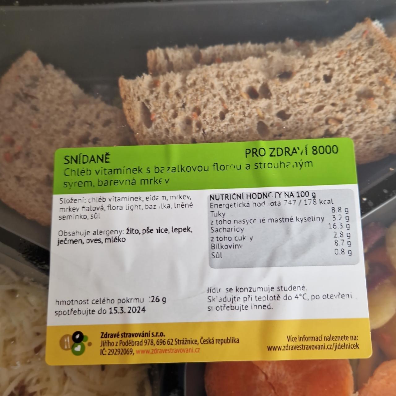 Fotografie - Chléb vitamínek s bazalkovou florou a strouhaným sýrem, barevná mrkev Zdravé stravování