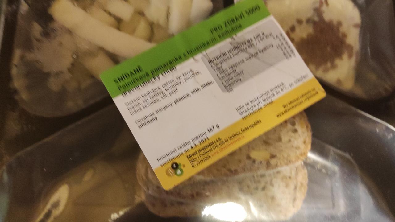 Fotografie - Polníčková pomazánka s brusinkami, kedlubna, dřevorubecký chléb Zdravé stravování