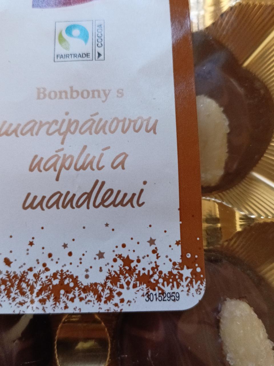 Fotografie - Bonbony s marcipánovou náplní a mandlemi Favorina