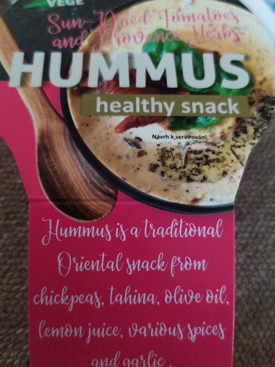 Fotografie - Hummus healthy snack s rajčaty a provensálským kořením