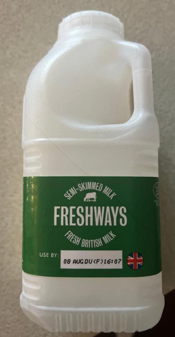 Fotografie - Fresh Semi-Skimmed Milk Freshways
