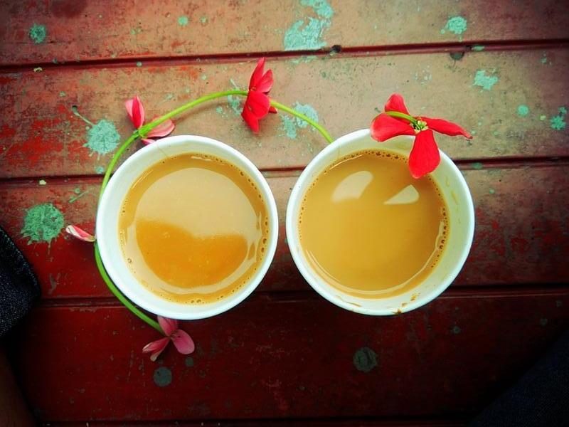 Fotografie - černý čaj s mlékem a medem