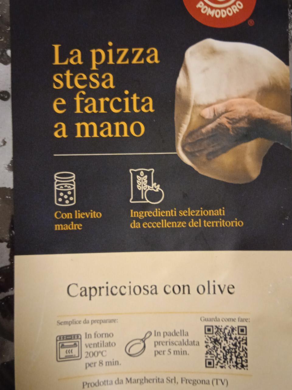 Fotografie - La pizza stesa e farcita a mano Capricciosa con olive