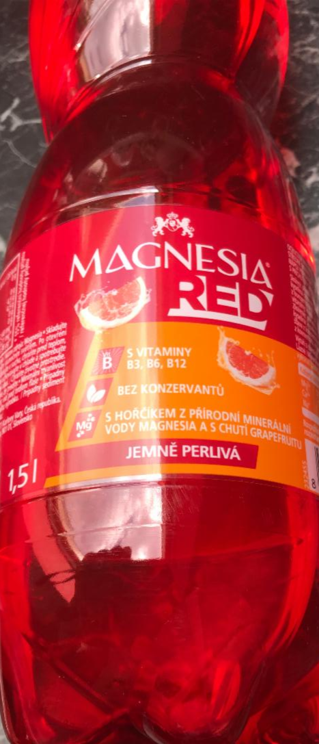 Fotografie - Magnesia red jemně perlivá s příchutí grapefruitu