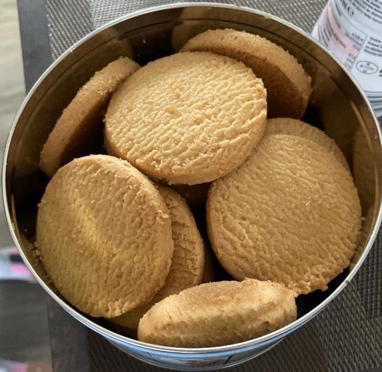 Fotografie - křehké máslove sušenky s třtinovým cukrem Demerara Marks & Spencer