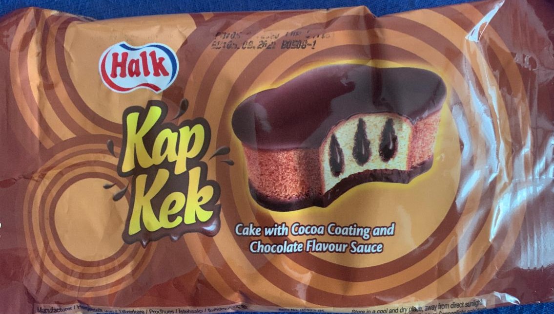 Fotografie - Kap Kek Cake with Cocoa Coating and Chocolate Flavour Sauce Halk