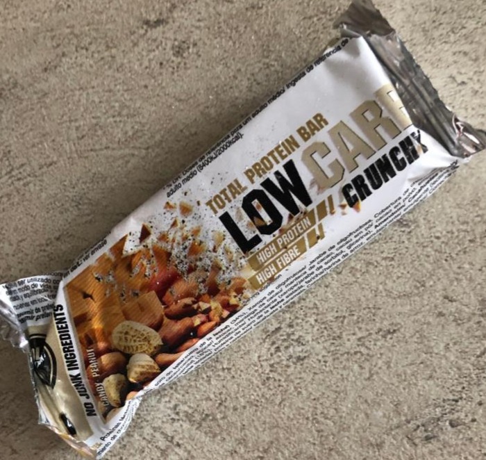 Fotografie - Total Protein Bar Low Crunchy Candy Peanut Gold Nutrition