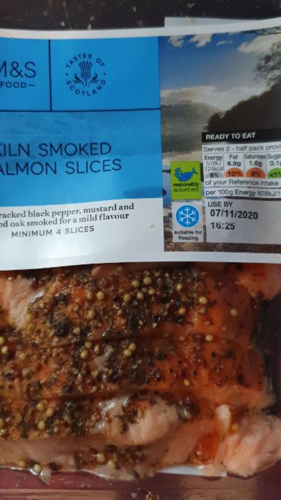Fotografie - 4 plátky skotského lososa uzeného s pepřem, hořčičnými semínky a koprem Marks & Spencer
