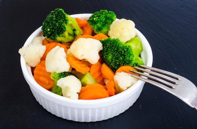 Fotografie - dušená zelenina brokolice, květák, mrkev