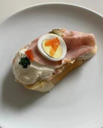 Fotografie - chlebíček s bramborovým salátem šunkou a vejcem