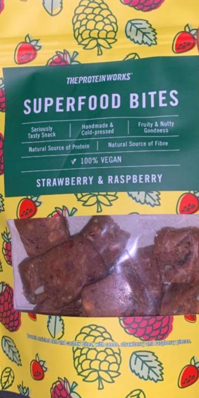 Fotografie - Superfood bites strawberry and raspberry Theproteinworks