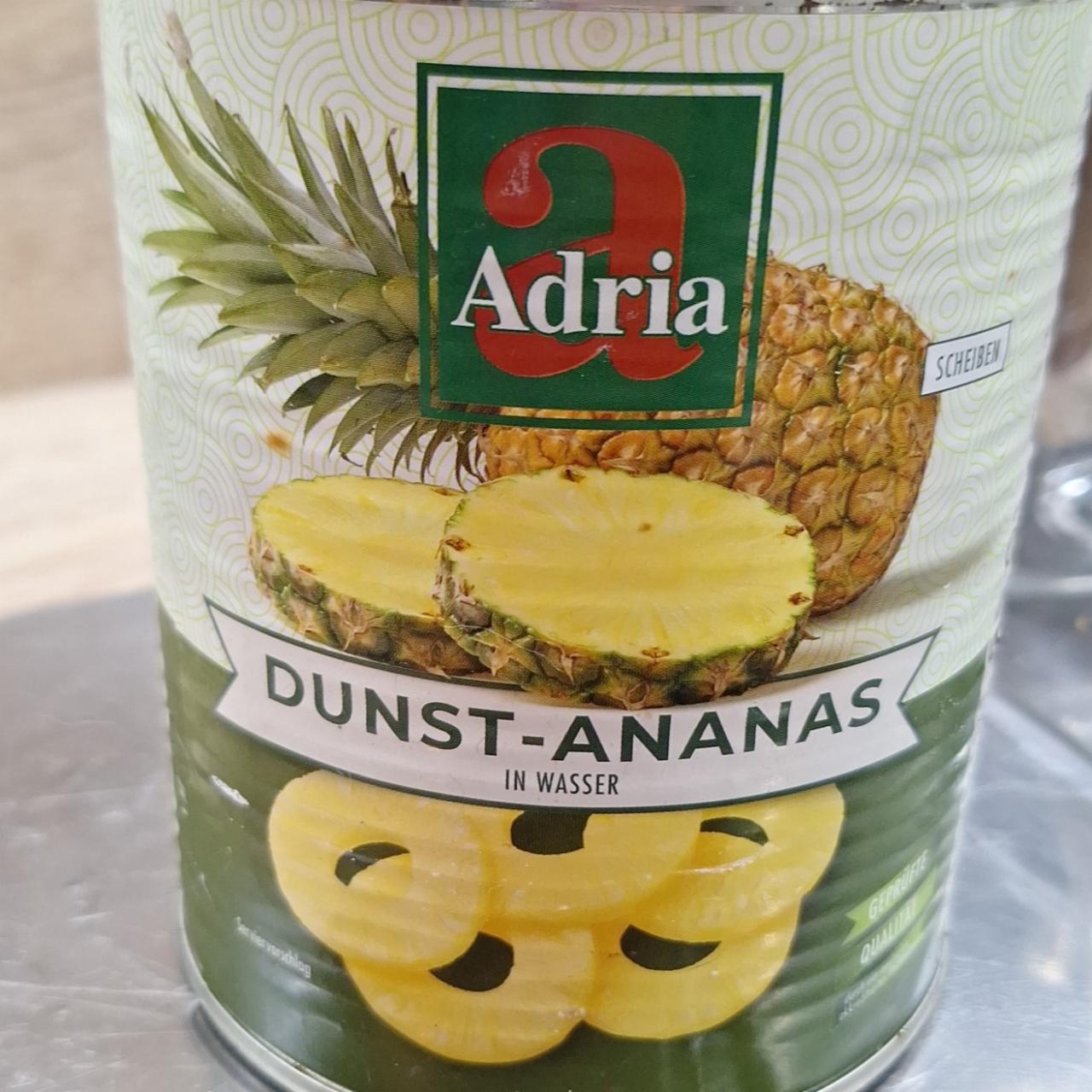 Fotografie - Pineapple in water Adria