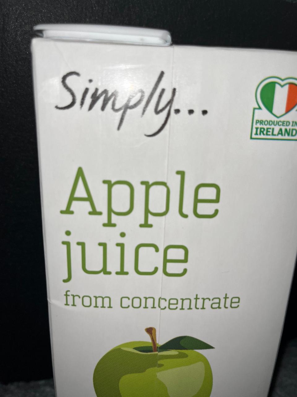 Fotografie - Apple juice from concentrate Simply