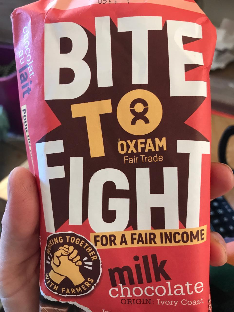 Fotografie - Bite to fight milk chocolate Oxfam