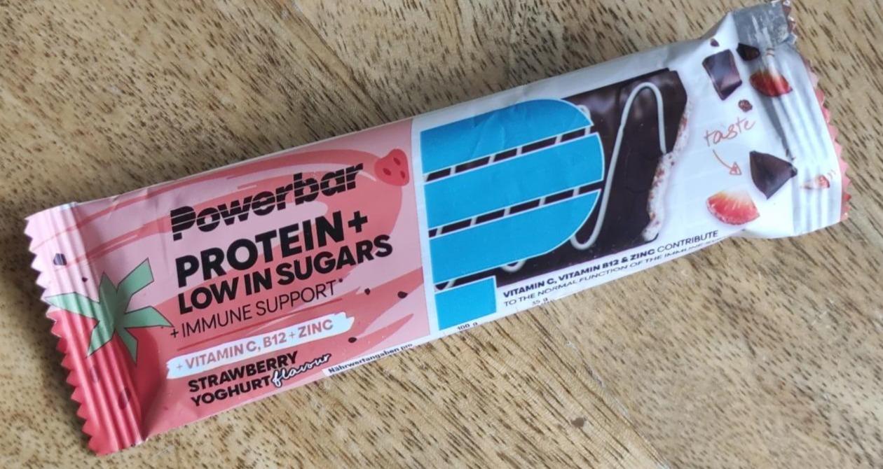 Fotografie - Protein + Low in Sugars + Immune Support Strawberry Yoghurt flavour PowerBar