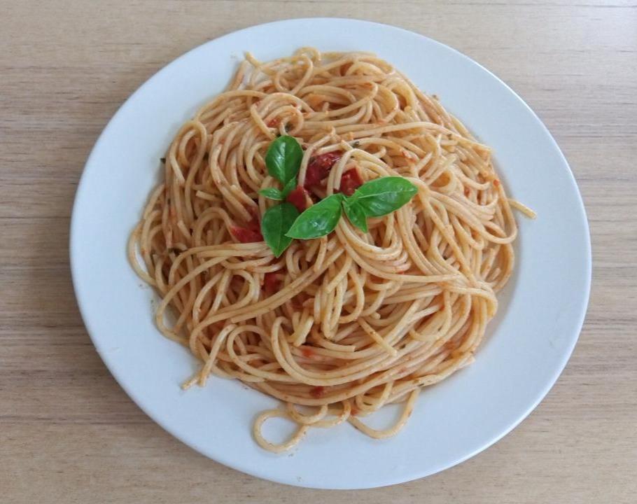 Fotografie - špagety s bazalkou a cherry rajčátky Aglio olio