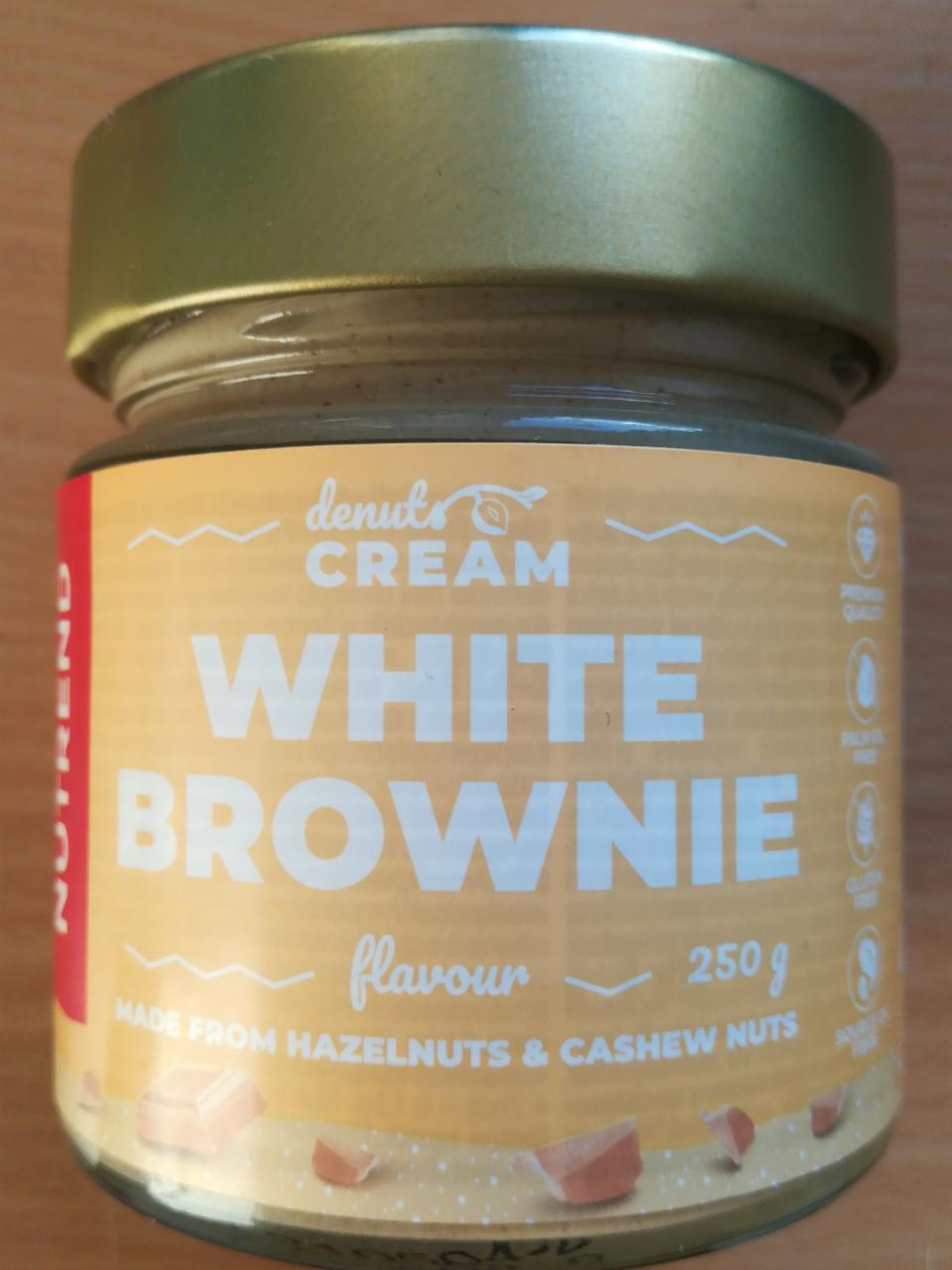 Fotografie - denuts cream white brownie Nutrend