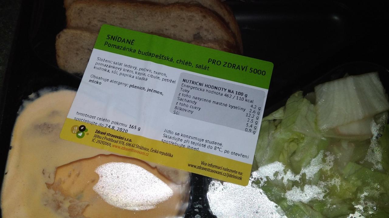 Fotografie - pomazánka budapešťská, chléb, salát
